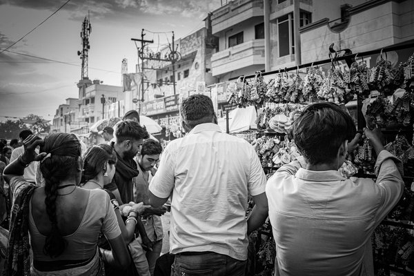 Les Maîtres du Salon du Dessin : Leurs Parcours et Influences Immortelles